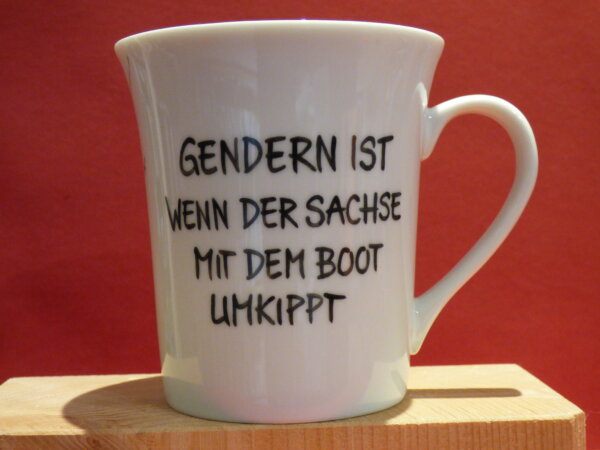 Handbemalte Porzellantasse  "Gendern is, wenn der Sachse mit dem Boot umkippt." (Unikat)
